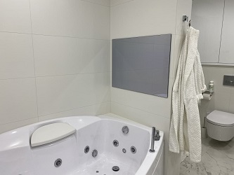 Wasserdichter Fernseher im Badezimmer - Unterhaltung und Komfort
